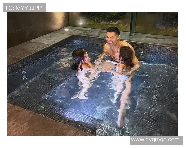 足球明星C罗与孩子们的温馨时光揭秘家庭生活的点滴与乐趣